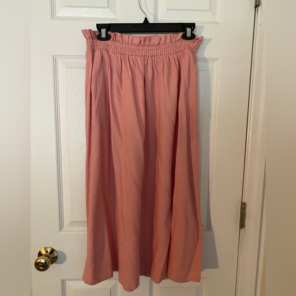 Pink elastic-waist skirt with pockets.